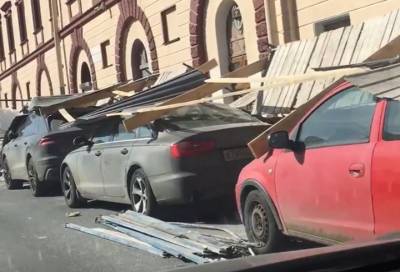 Прокуратура организовала проверку после падения строительного забора в Петербурге