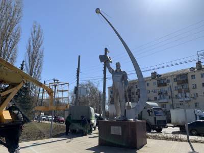 Спутник вернули памятнику космонавту Комарову в Ленинском районе