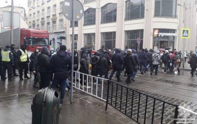 Во Львове протестующие против карантина предприниматели перекрыли движение