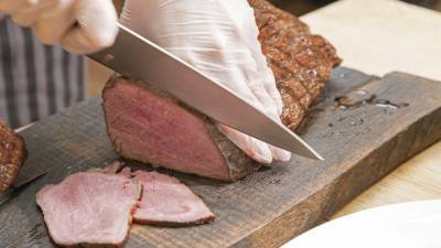 Жесткие ограничения: врачи рассказали, кому нельзя есть красное мясо