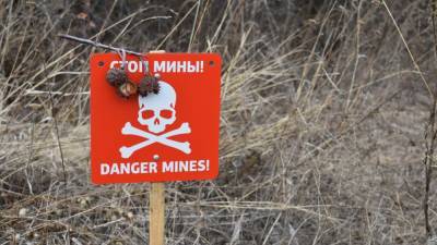 ВСУ маскируют запрещенную технику предупреждающими знаками о минных заграждениях