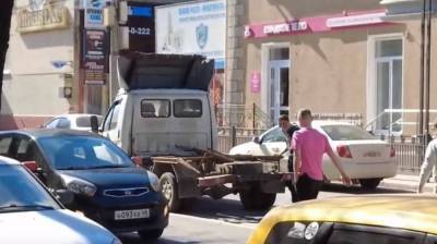 Дорогу в центре Воронежа завалило хлебом из-за ДТП с грузовиком
