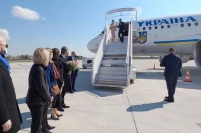 Президент Украины с женой прибыли во Францию