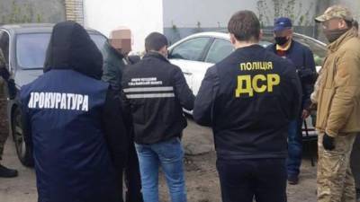 Чиновника Киевской ОГА задержали за взятку в 10 тысяч долларов: фото