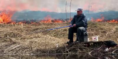 Білоруські рибалки незворушно ловили рибу, поки до них наближалося некероване полум’я, – відео