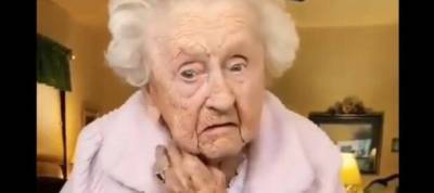 104-летняя бабуля повторила популярный тренд и стала звездой сети