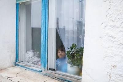 В Челябинской области годовалый ребенок выпал из окна