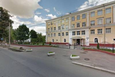 В Брянске подросток выпал из окна школы