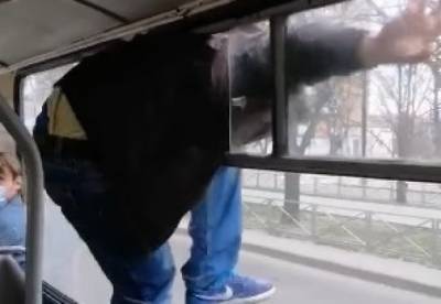 В Черкассах мужчина ударил кондуктора и сбежал через окно троллейбуса (видео)