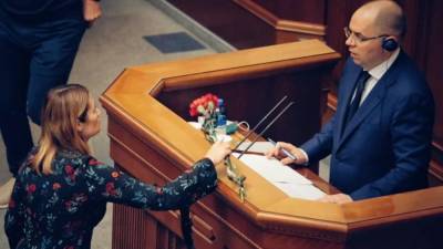 Родственники умершего от COVID-19 пациента передали Степанову похоронные цветы (видео)