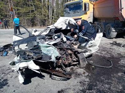 На трассе под Екатеринбургом грузовик расплющил легковушку. Один человек погиб