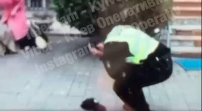 Под Киевом женщина избила полицейского метлой