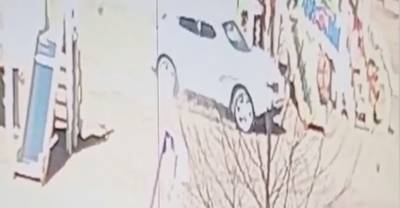 В Оренбурге злостный нарушитель ПДД на "ниссане" решил показать свои навыки дрифта на детской площадке — видео