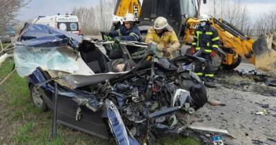 Разбитая машина и два отделения ГСЧС: под Харьковом произошла смертельная авария