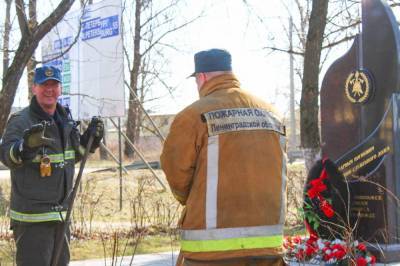 В Кировске сотрудники пожарной охраны провели субботник на мемориале погибшим пожарным