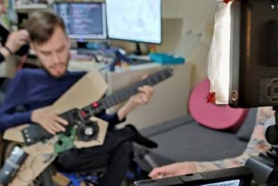 Студент ИТМО с мышечной дистрофией создал «гитару для всех»