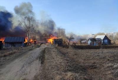 Очевидцы сообщили о пожаре, охватившем несколько домов в Аннино