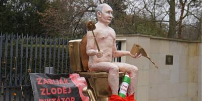 «Голый убийца». Под посольством РФ в Чехии установили статую Путина на золотом унитазе — фото