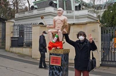 Чеські активісти принесли оголеного Путіна під посольство, протестуючи проти російської агресії в Україні: фото, відео
