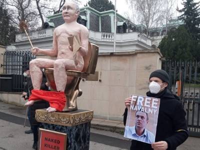 Российские эмигранты в Чехии провели акцию с фигурой "голого Путина" на унитазе