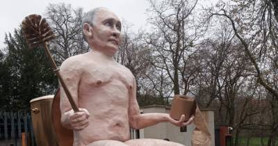 Под посольство РФ в Праге принесли голого Путина на золотом унитазе (фото, видео)