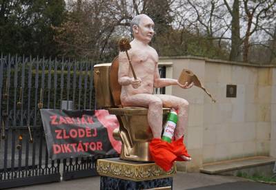 В Праге установили статую Путина на золотом унитазе с ёршиком в руке