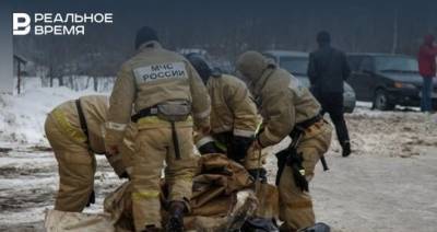 В Нижнекамске пожарные спасли из горящей квартиры женщину