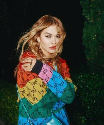 Ярче радуги: Рита Ора в разноцветном свитере Gucci