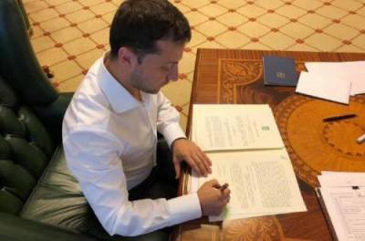 Зеленский подписал закон: е-паспорта в Дії приравняли к бумажным