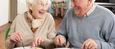 Гериатр рассказала, что необходимо включить в рацион питания пожилым людям