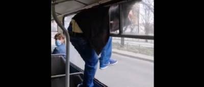 У Черкасах пасажир втік через вікно тролейбуса, щоб не платити за проїзд. Відео дня