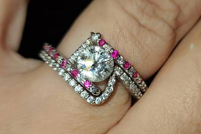 Невеста похвасталась обручальным кольцом и стала объектом насмешек в сети