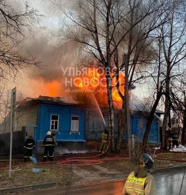 В центре Ульяновска полыхает деревянный частный дом