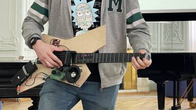 «Творчество без границ»: в ИТМО придумали гитару для новичков и людей с ограниченными возможностями