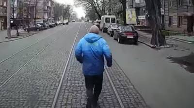 Мужчина не успел на трамвай и гнался за ним по городу, показывая средний палец. ВИДЕО