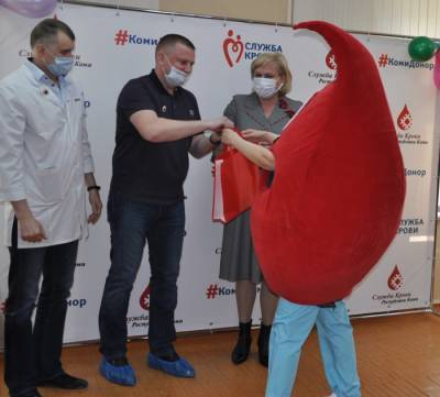 Сыктывкарским донорам вручили нагрудный знак "Почетный донор России"