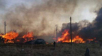 В Аннино горит заброшенный деревянный поселок — видео