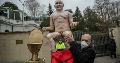 Под посольством России в Чехии установили статую Путина на золотом унитазе: фото
