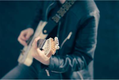 Музыка без границ: питерский студент разработал гитару, на которой сможет играть любой желающий – Учительская газета