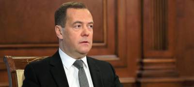 Медведев отметил улучшение уровня жизни, напомнив о зарплатах в 2000 году
