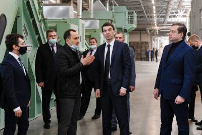 В Смоленской области полпред президента посетил завод «Русский лен»