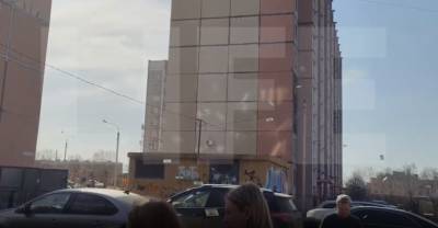 Аттракцион невиданной щедрости: житель Магнитогорска выкинул с балкона все свои вещи и около 120 тысяч рублей наличными — видео