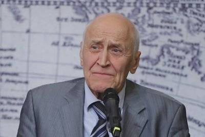 «Еле идет с костылями»: врач рассказал о проблемах 83-летнего Дроздова со здоровьем