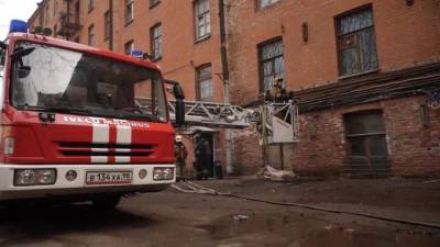Пожарные занимаются проливкой двух очагов на "Невской мануфактуре"