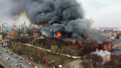 «Невская мануфактура» продолжает тлеть и дымить спустя 4 дня после пожара