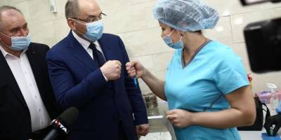 В Украине публичных лиц больше не будут прививать остатками вакцин — Степанов