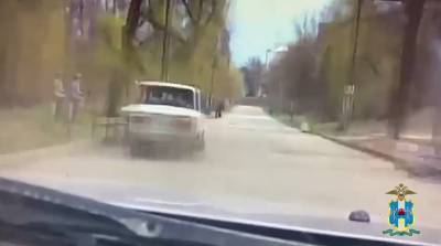 В Таганроге автомобилист выехал на пешеходную аллею, пытаясь скрыться от полиции