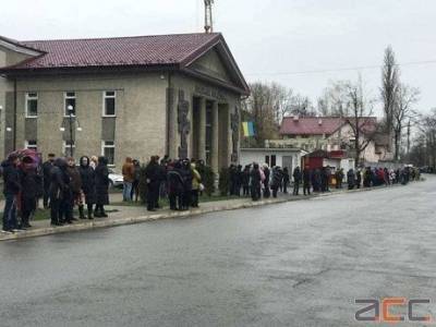 Буковина живым коридором встретила тела погибших воинов на Донбассе (ВИДЕО)