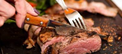 Медики рассказали, как жареное мясо влияет на развитие онкологии