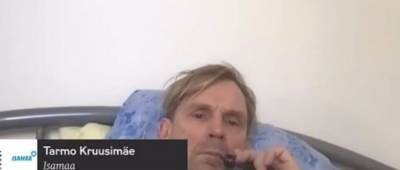 Эстонский депутат нечаянно вышел в эфир во время заседания: голый в кровати, он вейпил и слушал постпанк